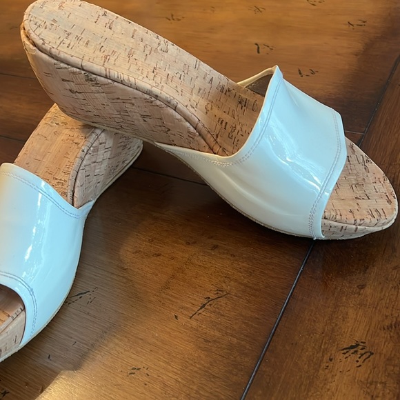 Stuart Weitzman white patent leather wedges size 41 - Picture 4 of 7